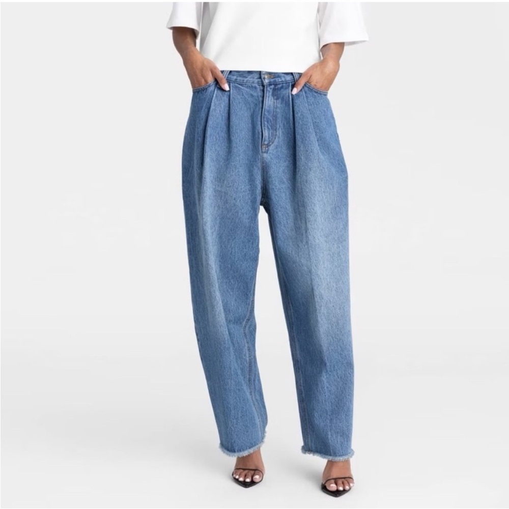 KBB by KAHLANA Women's size 8 High-Rise Barrel Leg 'The Devin Jean' Medium Wash